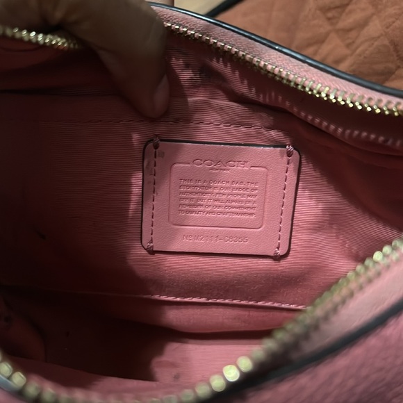 This is a REAL coach bag up for sale not scratch or scrapes on it only been worn - Picture 3 of 4